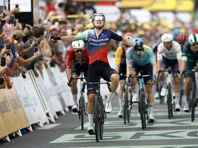 Olav Kooij gana accidentaba etapa del Tour de Francia