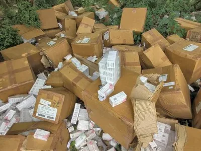 Abandonan decenas de cajas de medicamentos vencidos en Dajabón