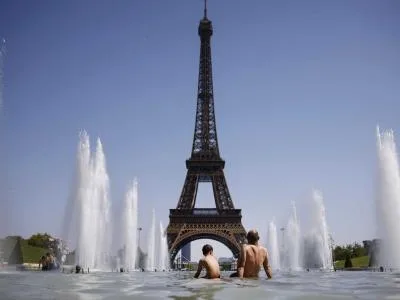 La Torre Eiffel y los principales museos de París adelantan cierre