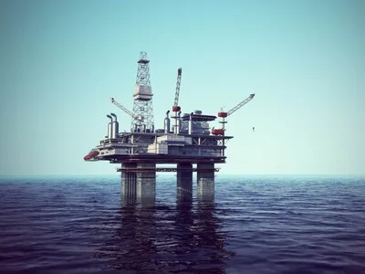 Precios del petróleo suben por cierre del estrecho de Ormuz