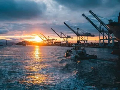 Precios del petróleo se disparan por guerra en Medio Oriente