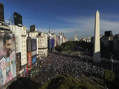 Buenos Aires valla el Obelisco por el Argentina-Inglaterra