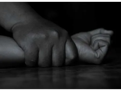Dos policías bajo investigación por presuntamente abusar de un joven