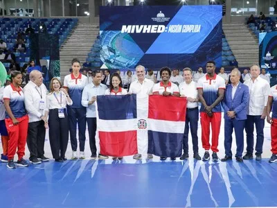 Santo Domingo 2026: Abinader entrega bandera a delegación de RD