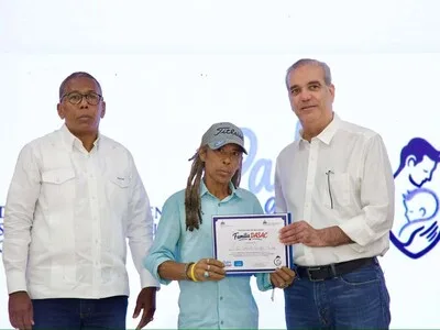Abinader exhorta a los padres a proteger a sus familias e hijos