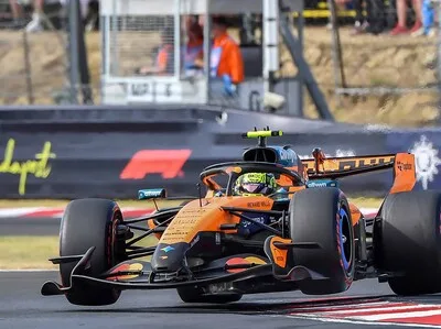 F1: Norris domina a los Ferrari, Hamilton y Antonelli sancionados
