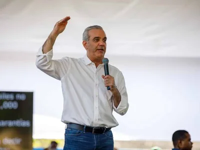 Luis Abinader inaugura obras de salud, deporte y entrega títulos