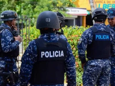 Policía arrestan hombre acusado de manipular adolescente