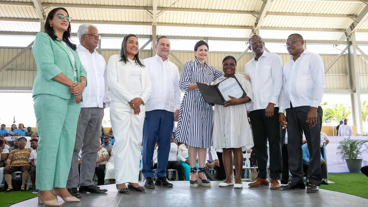 Entregan 450 títulos de propiedad en Guayacanal, Azua