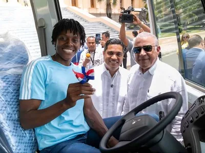 Gobierno entrega autobús a fundación de Marileidy Paulino