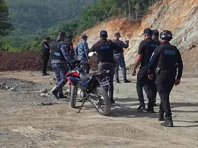 Persona calcinada junto a vehículo en mina de La Vega