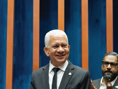 Ricardo de los Santos asume de nuevo como presidente del Senado