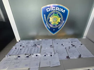 Hombre con 125 documentos falsos es apresado en Santiago