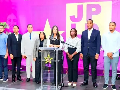 Propuestas de jóvenes en hackatón juvenil dominicana