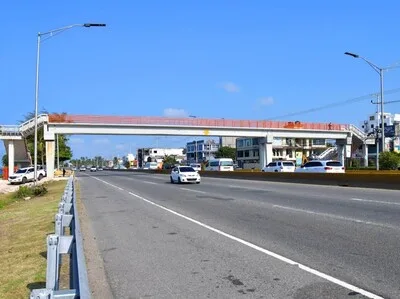 Cierran tránsito en autopista Las Américas por desmonte de peatonal
