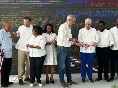 Luis Abinader inaugura carretera Polo-Cabral en Barahona
