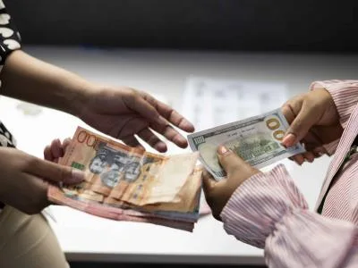 El peso se aprecia casi un 8 % entre enero y agosto de este año