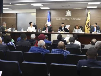Dany Alcántara celebra suspensión norma encuestas