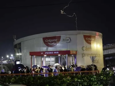 Falla eléctrica deja varados a usuarios de la Línea 2
