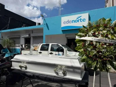 Ciudadanos protestan frente a Edenorte por apagones y facturas altas