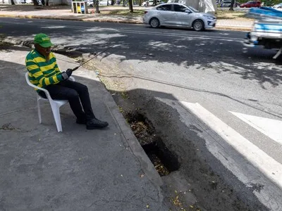 Imbornal abierto en Villa Juana pone en riesgo a peatones y autos