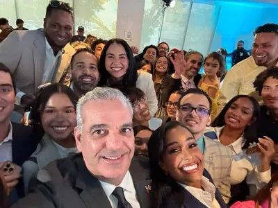 Abinader otorga 300 becas a jóvenes dominicanos en Nueva York