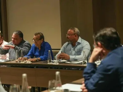 Ministro y transportistas discuten alzas de combustibles