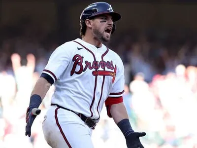 Riley impulsa a los Bravos a victoria 5-3 sobre Filadelfia