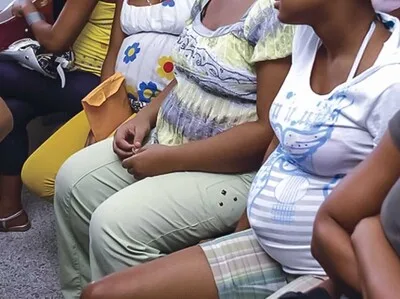 Disminuyen embarazos adolescentes haitianos y suben los dominicanos