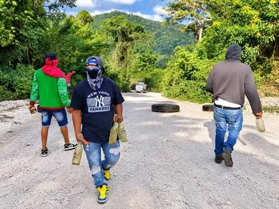 Residentes de Santa Elena reanudan bloqueo vial por promesas incumplidas