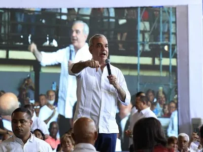 Abinader insta a prófugos a entregarse y refuerza seguridad