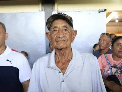 Ernesto Herrera recibe título de propiedad a los 89 años