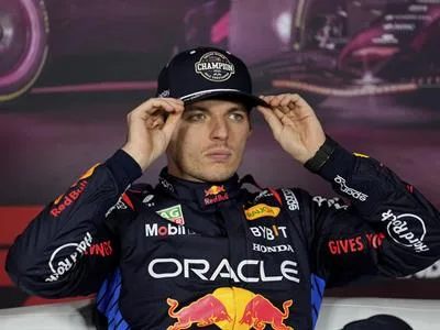 Verstappen triunfa en Baréin bajo lluvia y estrategia