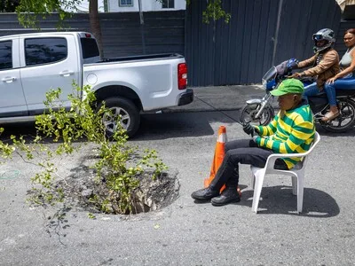 Alcantarilla sin tapa genera riesgo en calle Galván
