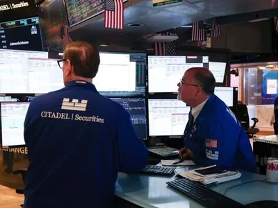 El Brent roza los 100 dólares y el WTI baja a 90