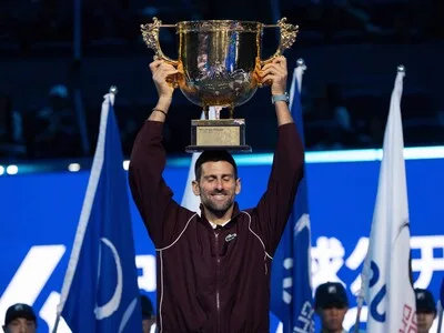 Djokovic gana séptimo título en Pekín tras retirada del rival