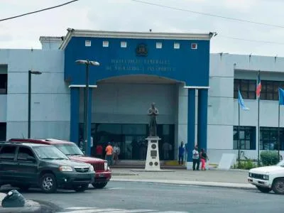 Inspector de Migración arrestado por facilitar salidas irregulares