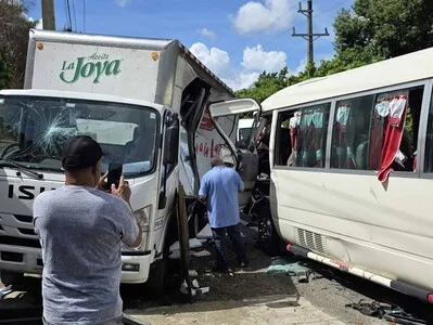 Muerte del conductor tras choque entre guagua y camión en Hato Mayor