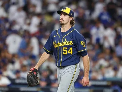 Robert Gasser brilla en playoffs y lleva a Milwaukee al 3-0