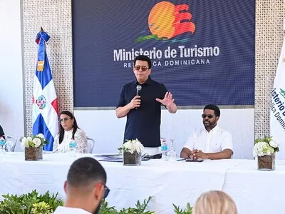 Ministerio de Turismo entrega parques y iglesia renovados en Boca Chica