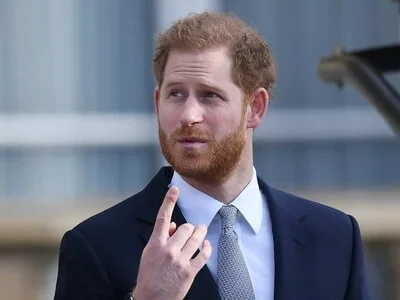 Harry busca reconciliación con William y Carlos III