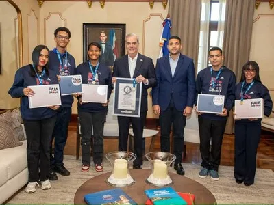 Presidente Abinader otorga becas a jóvenes récord Guinness de lectura