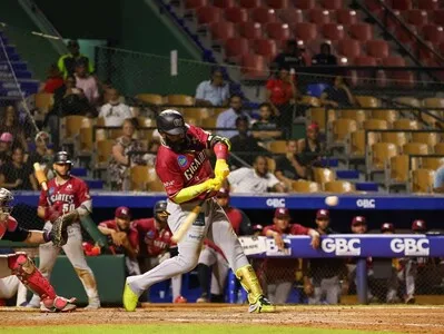 Ozuna lidera remontada de los Gigantes contra los Leones