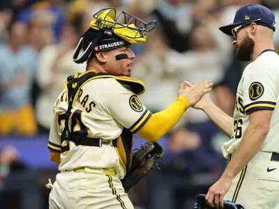 Milwaukee supera 4 carreras y lidera 2-0 la Serie Mundial
