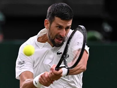 Djokovic avanza en Basilea y mantiene viva su esperanza al Masters