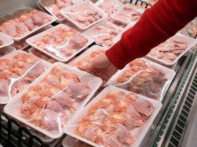 Importaciones de pollo suben 45% y presionan precios locales